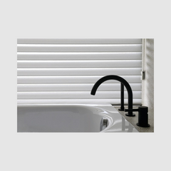 Badkameraccessoires: toiletborstel, zeeppomp, tandenborstelhouder en badmat