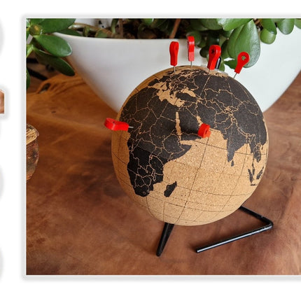 Wereldbol van kurk met metalen standaard - Diameter 15 cm - Kurkbol met gekleurde push-pins - Draaibare wereldbol Kurk - Educatieve wereldkaart - Duurzame roestvrijstalen basis Gemakkelijk draaien - Houd de reizen bij - Stijlvol decor