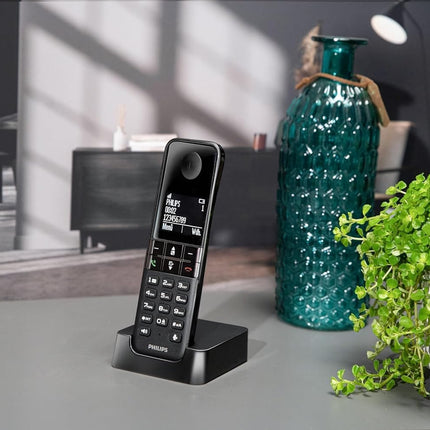 Phillips Zwarte Draadloze Telefoon: Compacte Snoerloze Telefoon 4.5cm x 2cm x 16.5cm met Philips AAA-baterijen, 100-240V Adapter, en Lange Stand-bytijd