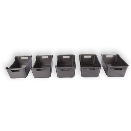 Vijf Stijlvolle Grijze Opbergmanden Van Plastic: Compact, Lichtgewicht En Met Een Inhoud Van 1 Liter Per Mand. Perfect Formaat: 17,5cm x 27cm x 11cm.