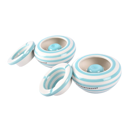 Set van twee asbakken geschikt voor tafel- en auto-gebruik - Perfect cadeau voor rokers - Breedte 14cm - Hoogte 7.5cm - Geschikt voor binnen- en buitengebruik.