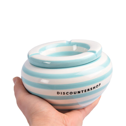 Set van twee asbakken geschikt voor tafel- en auto-gebruik - Perfect cadeau voor rokers - Breedte 14cm - Hoogte 7.5cm - Geschikt voor binnen- en buitengebruik.