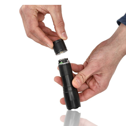 Militaire Zaklamp 2000 Lumen – Waterdichte LED Zaklamp met UV – 300m Bereik – 3 Standen – Tactische Zaklamp op Batterijen – Beste Zaklamp voor Outdoor, Kamperen & Noodsituaties