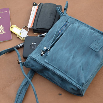 Bicky Bernard Bicky Bernard Schoudertas Donkerblauw met 5 ritsen - tas - tassen - schoudertas dames - handtas - Donkerblauwe schoudertas - schoudertas meisjes - Bicky Bernard Schoudertas Donkerblauw met 5 ritsen - tas - tassen - schoudertas dames - handta